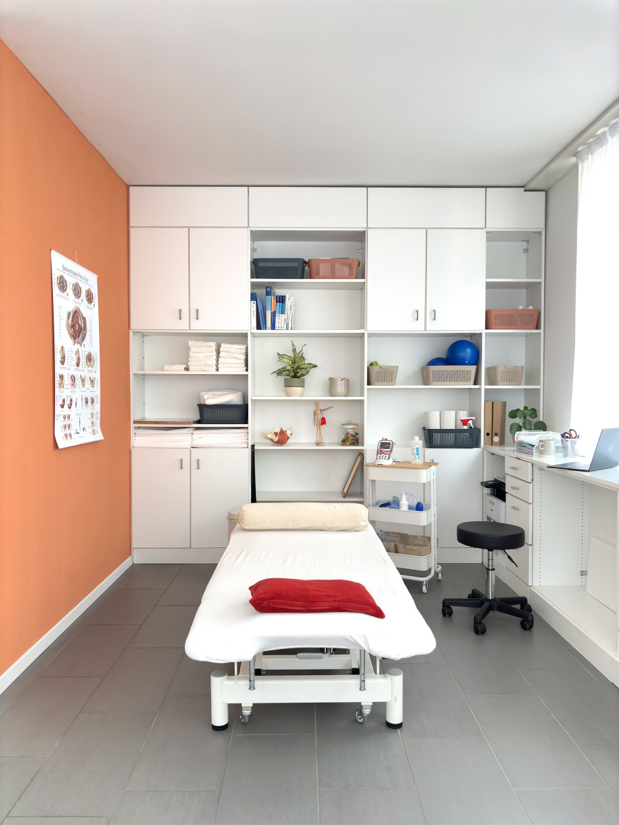 Moderne Therapieräume bei Physio am Rank in Zürich Albisrieden Therapieliege im Behandlungsraum für Beckenboden Physiotherapie bei Physio am Rank in Zürich Albisrieden, nahe Altstetten
